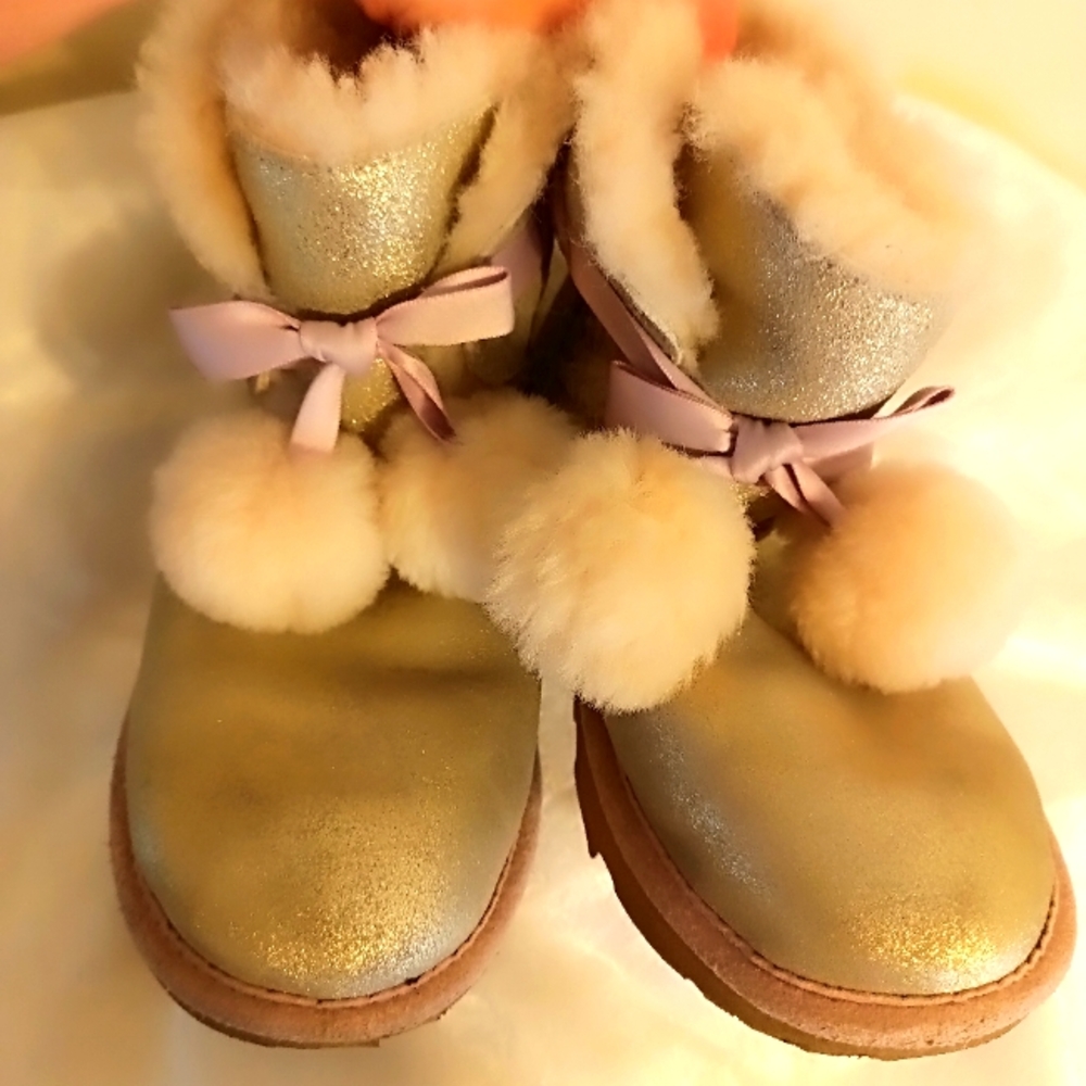 UGG Gita metallic silver pom pom boots size 5 S/N 1019701K
